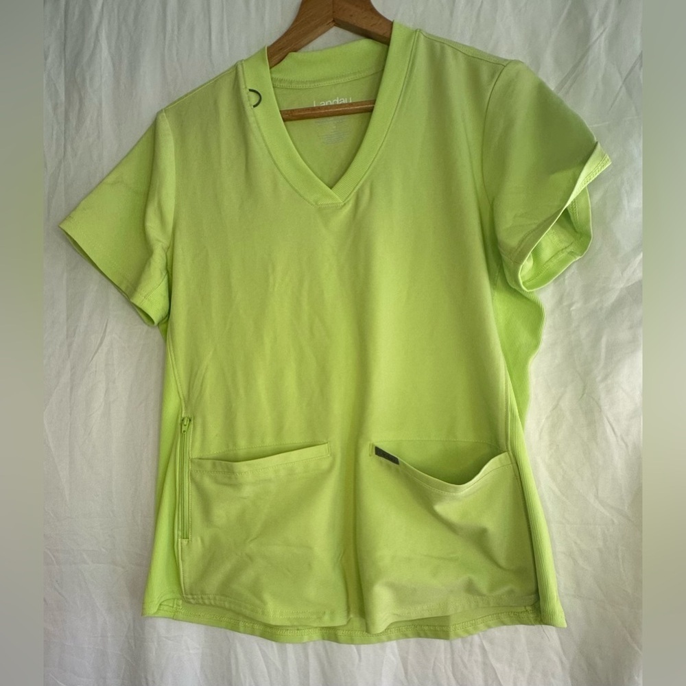Landau Forward Women’s Green Scrub Top with Pockets size Medium - Picture 3 of 9